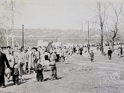 Учителя и учащиеся ОСШ по пути на митинг, посвященный дню 1 мая 1962 года